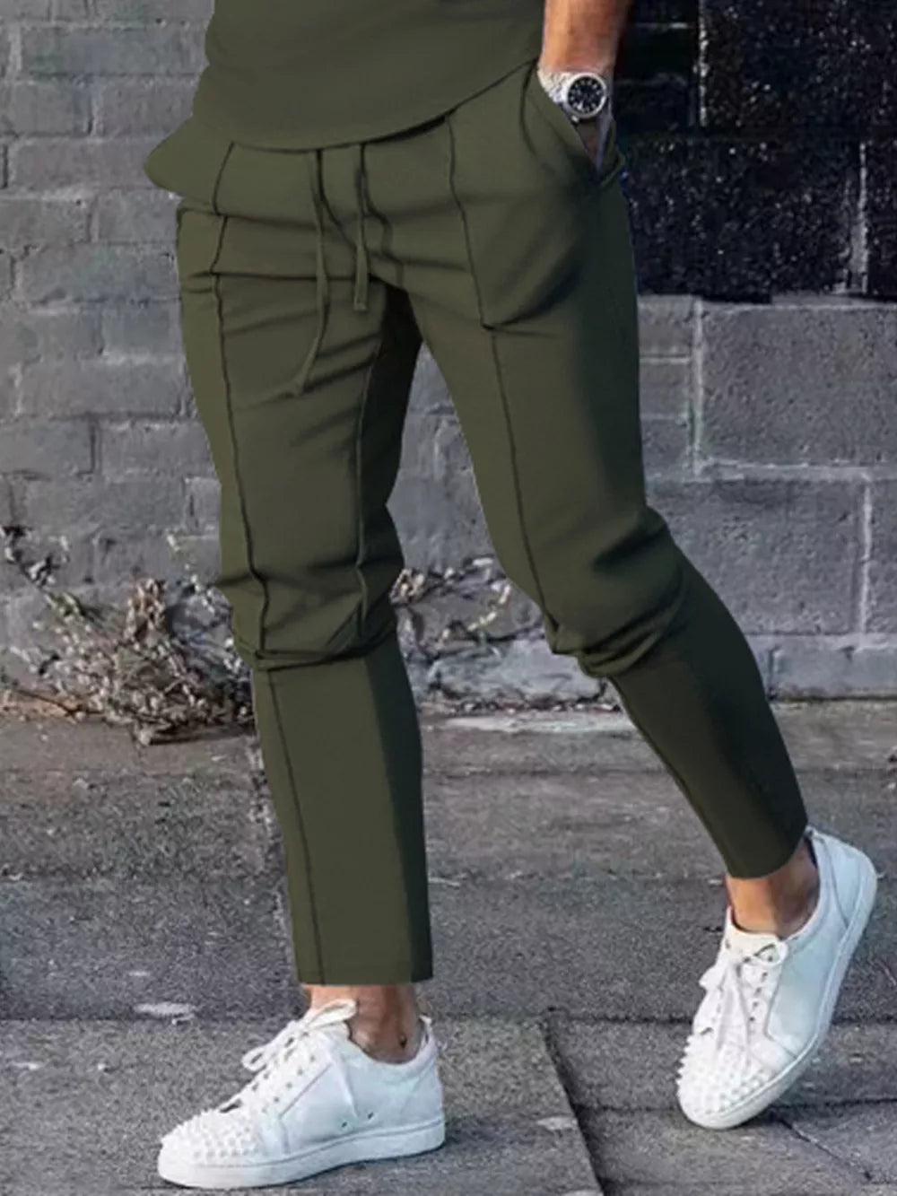 Army green casual drawstring sweatpants with pockets and contrast stitching.
