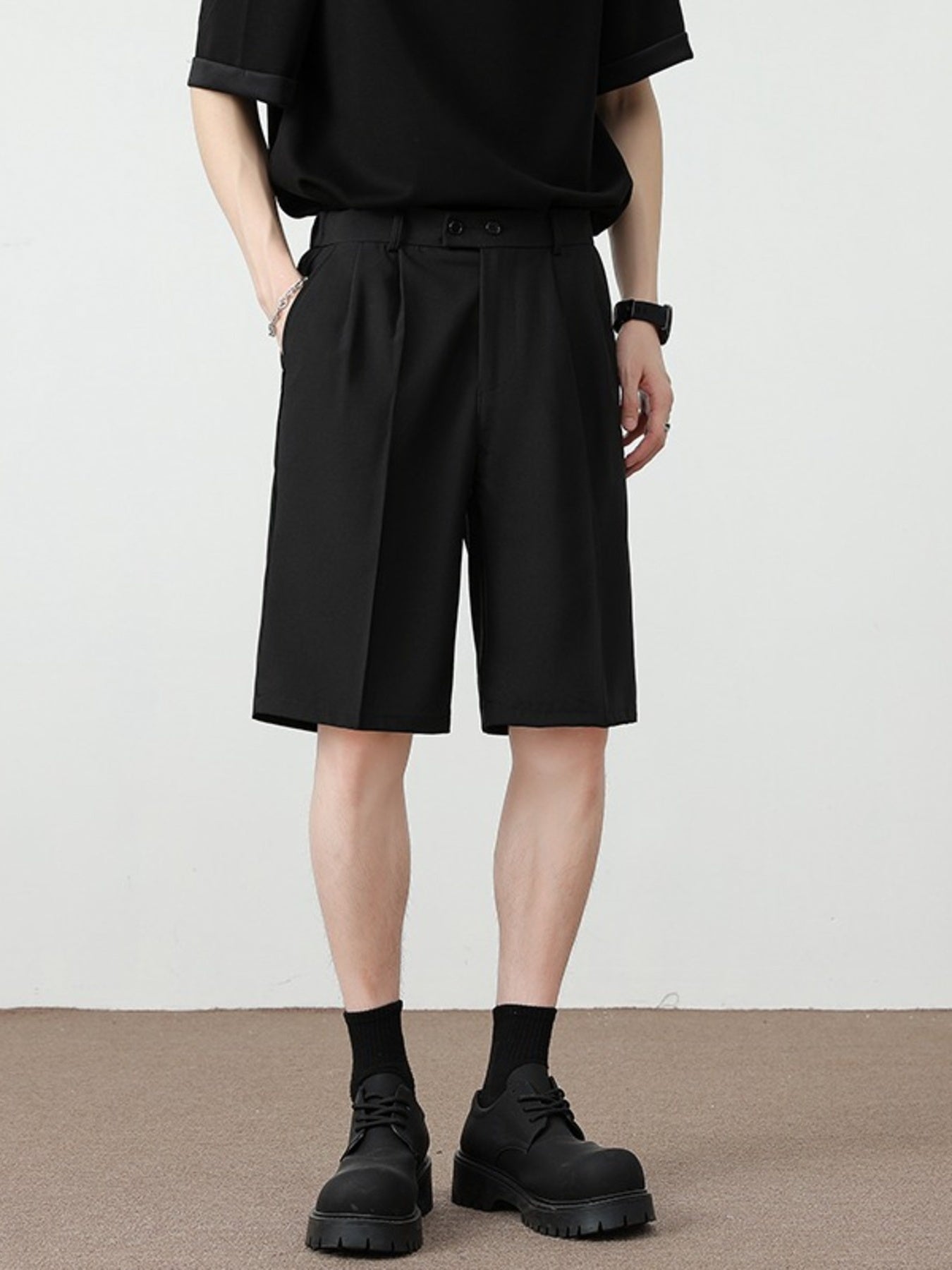 Black pleated detail loose-fit chino shorts with a comfortable casual cut.