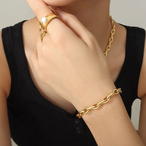Golden link chain bracelet with modern oval links, a chic essential for any outfit.