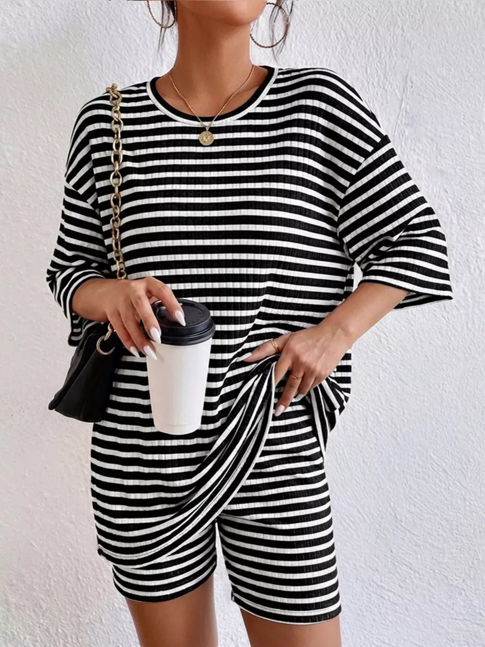 Chic striped two-piece set with elbow sleeves and shorts in black stripes.