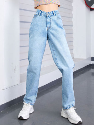 Light wash denim jeans with V-waistline and relaxed fit, buttoned closure.