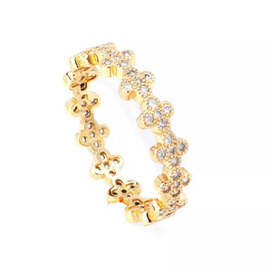 Gold-plated ring with delicate clover-shaped zircon clusters