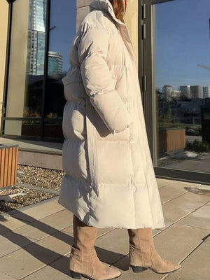Chic padded trench coat in ivory white with tie-belt and pockets.