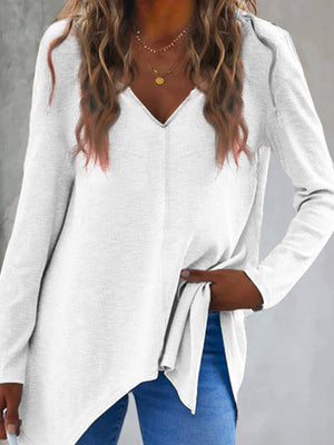 White ribbed knit tunic with V-neck and asymmetric hem