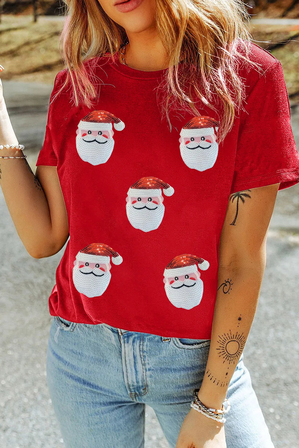 Red cotton t-shirt with scattered sequin Santa motifs and a crew neck.