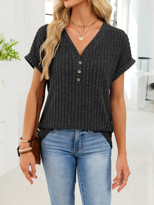 Ribbed knit v-neck t-shirt with buttons in black, short sleeves, casual fit