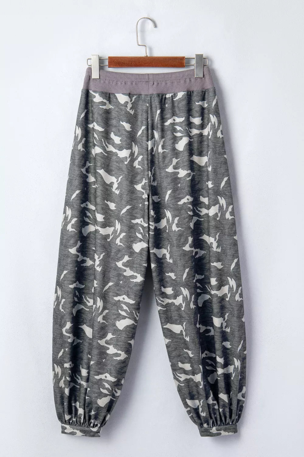 Camouflage barrel pants with elastic waistband and cuffs, featuring cargo pockets.