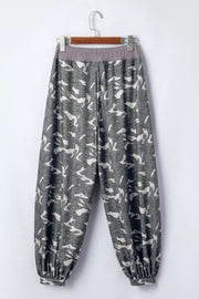 Camouflage barrel pants with elastic waistband and cuffs, featuring cargo pockets.