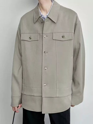 Oversized button-down jacket in khaki with two chest pockets and button closure.