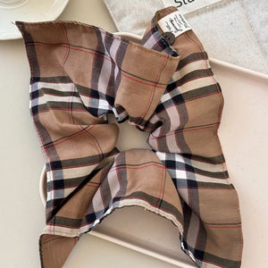 Plaid bow-tie scrunchie in Camel with button detail