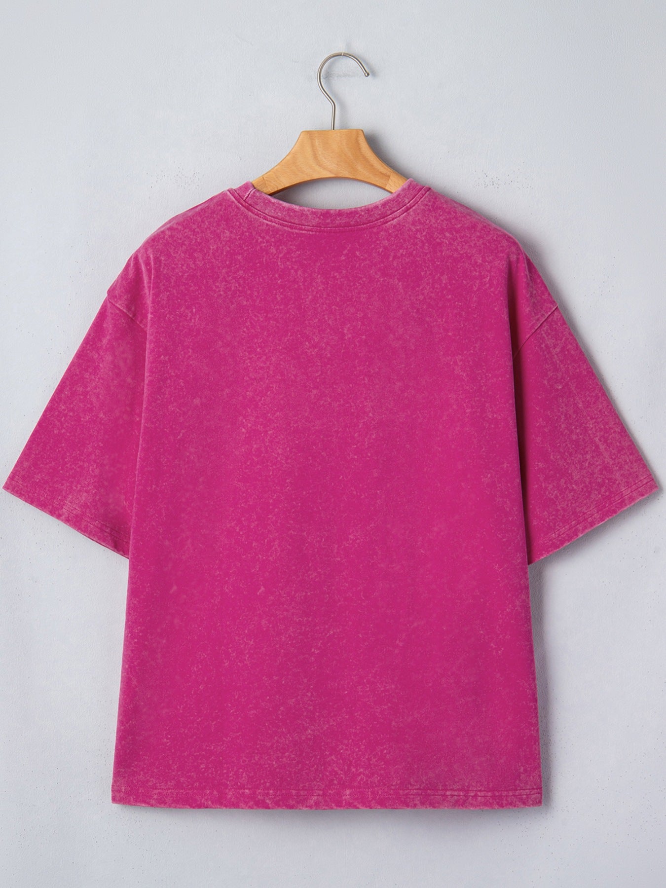 Pink acid wash cotton t-shirt with crew neck and short sleeves.