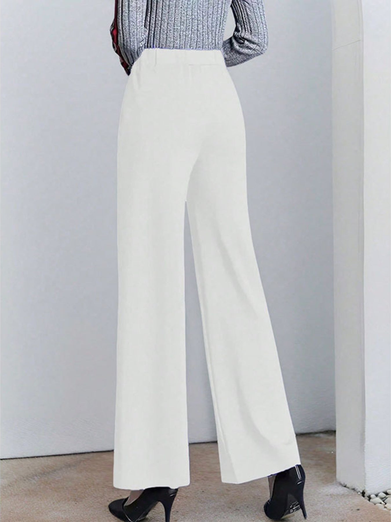 White high-waisted wide leg cotton trousers with pockets, elegant and comfortable.