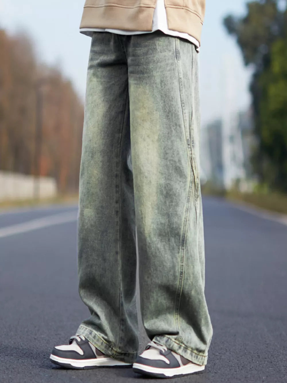 Relaxed fit 100 cotton jeans in a faded blue wash with a vintage look.