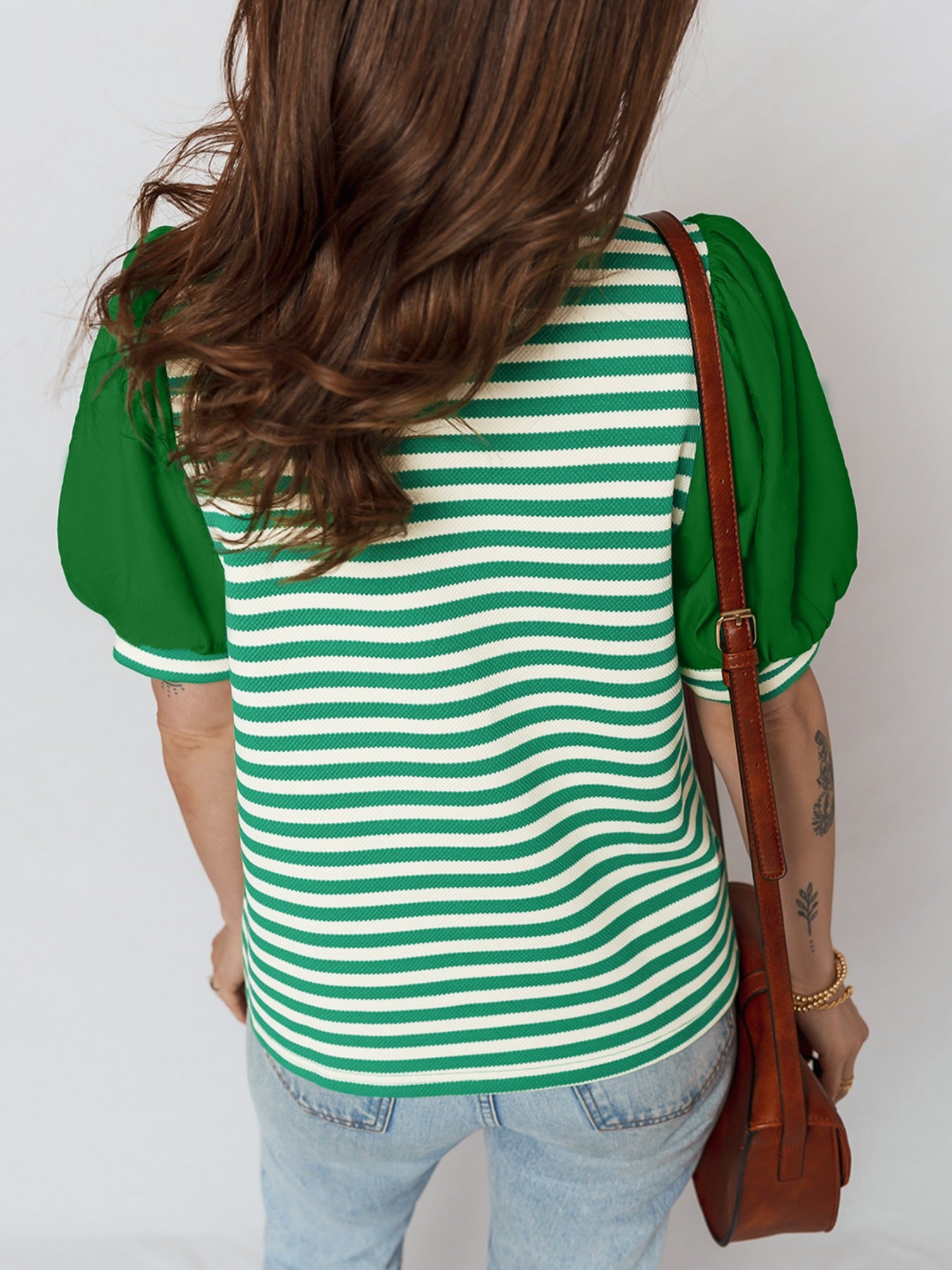 Green and white striped sweater with puff sleeves and V-neck, made with elastane.