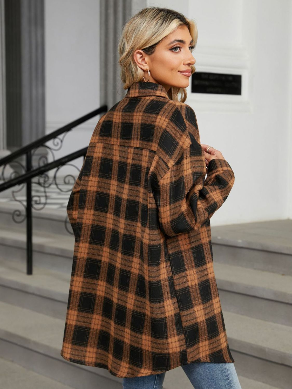 Oversized shacket in caramel plaid with buttoned front, long sleeves, and a classic collar.