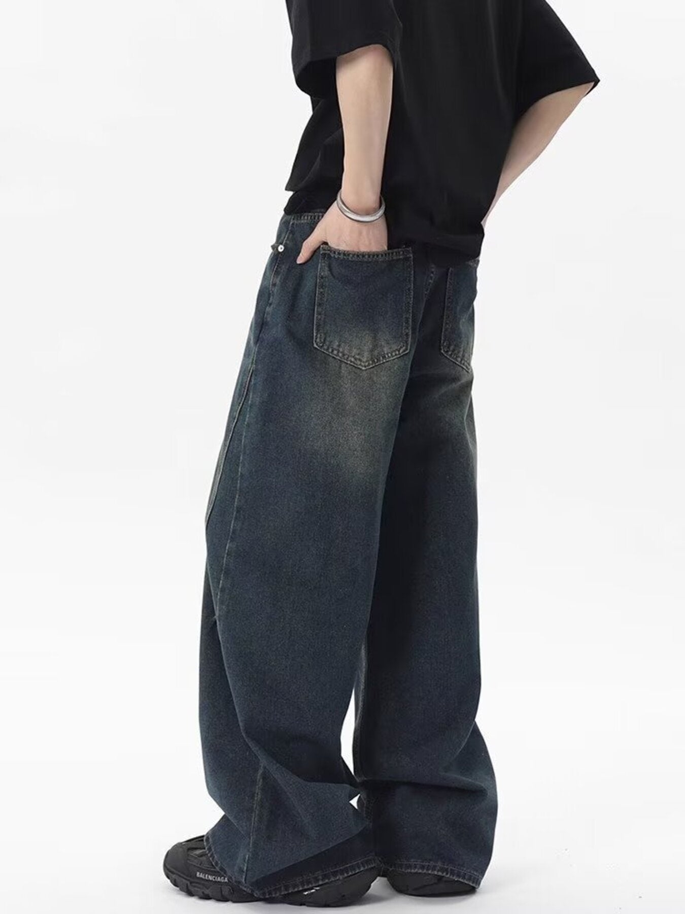 Men's vintage wash wide-leg jeans in blue, made of 100% cotton.