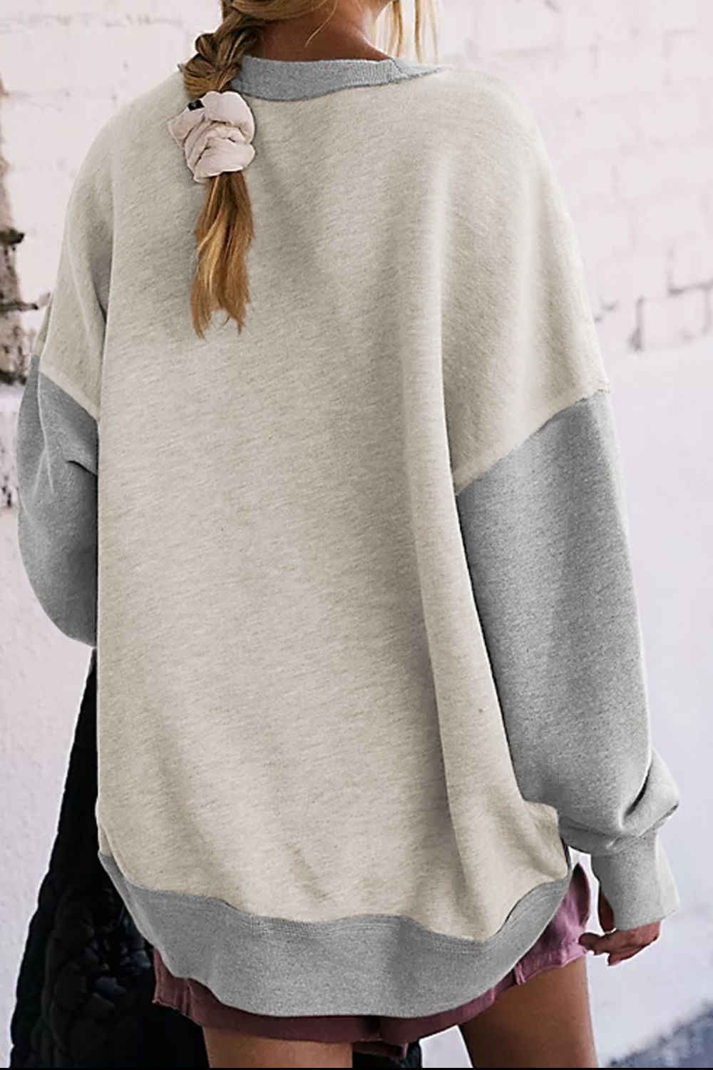 Crewneck sweatshirt with colorblock sleeves in light gray and tan, casual relaxed fit.