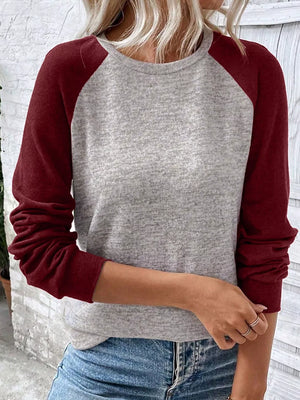 Contrasting sleeve casual t-shirt in heather grey with burgundy sleeves and crew neck.