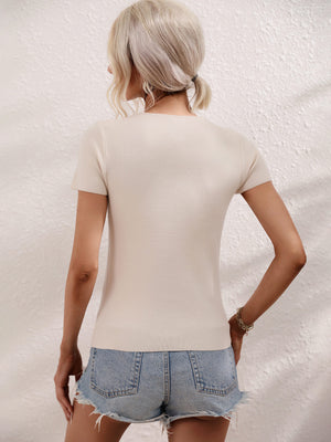 Chic knit t-shirt in cream with short sleeves and a ribbed texture.