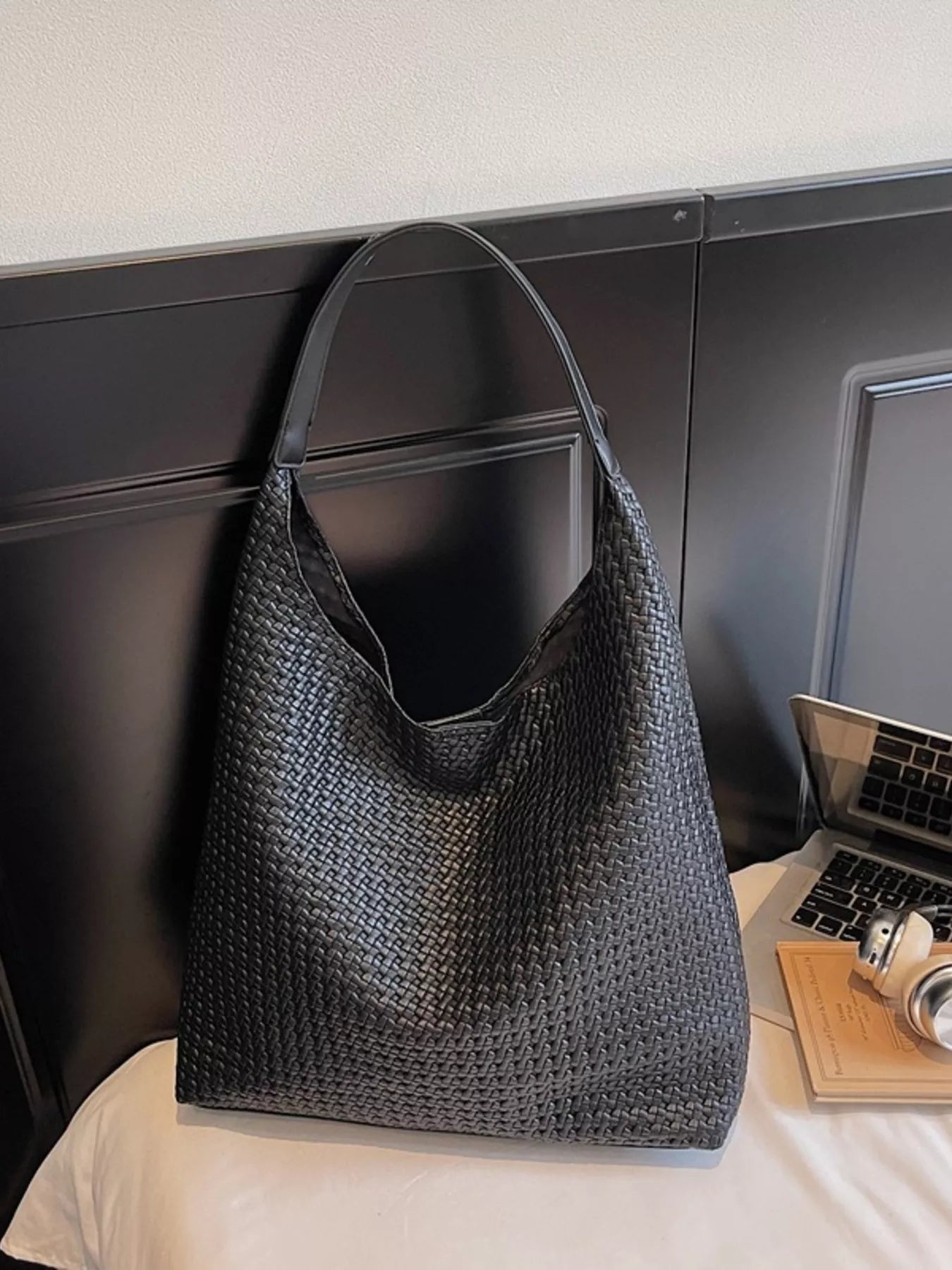 Black woven straw texture tote bag with leather strap