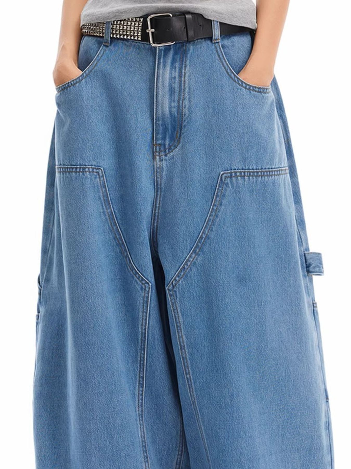 Classic wide-leg jeans in blue wash denim with angular pockets and a relaxed fit.