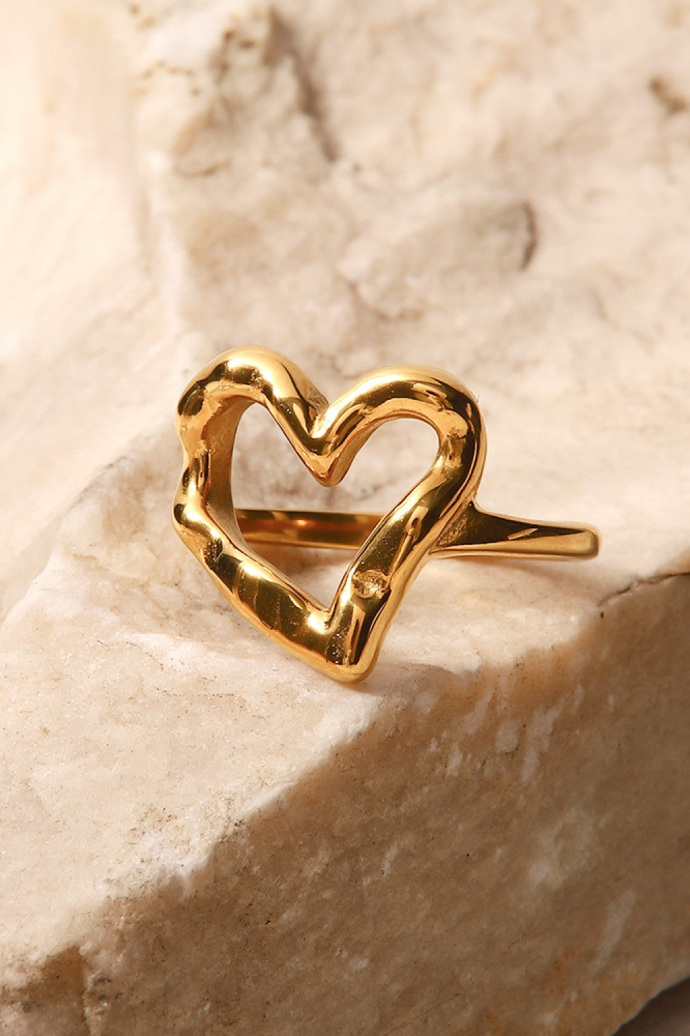 Gold 18k gold-plated sculpted heart signet ring