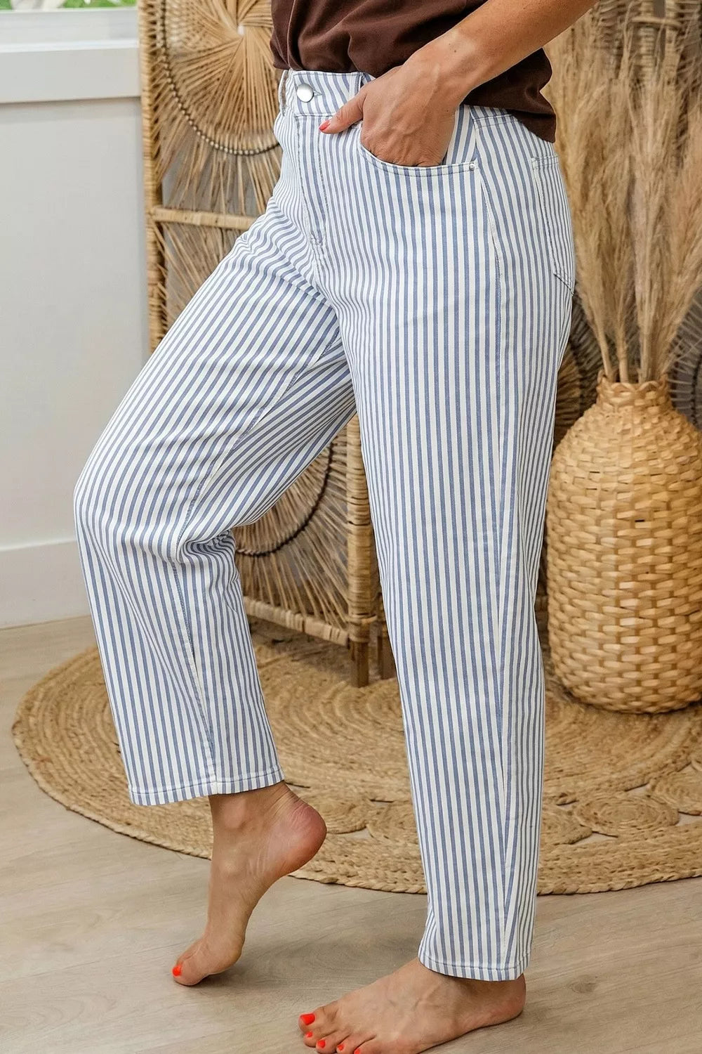 Chic striped barrel jeans in blue and white denim with a relaxed fit and side pockets.