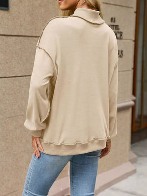 sweatshirt in Red with exposed seam and hip-length