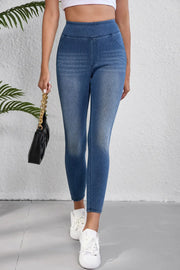 Denim-effect leggings in medium wash with sculpted high rise and faux pocket details.