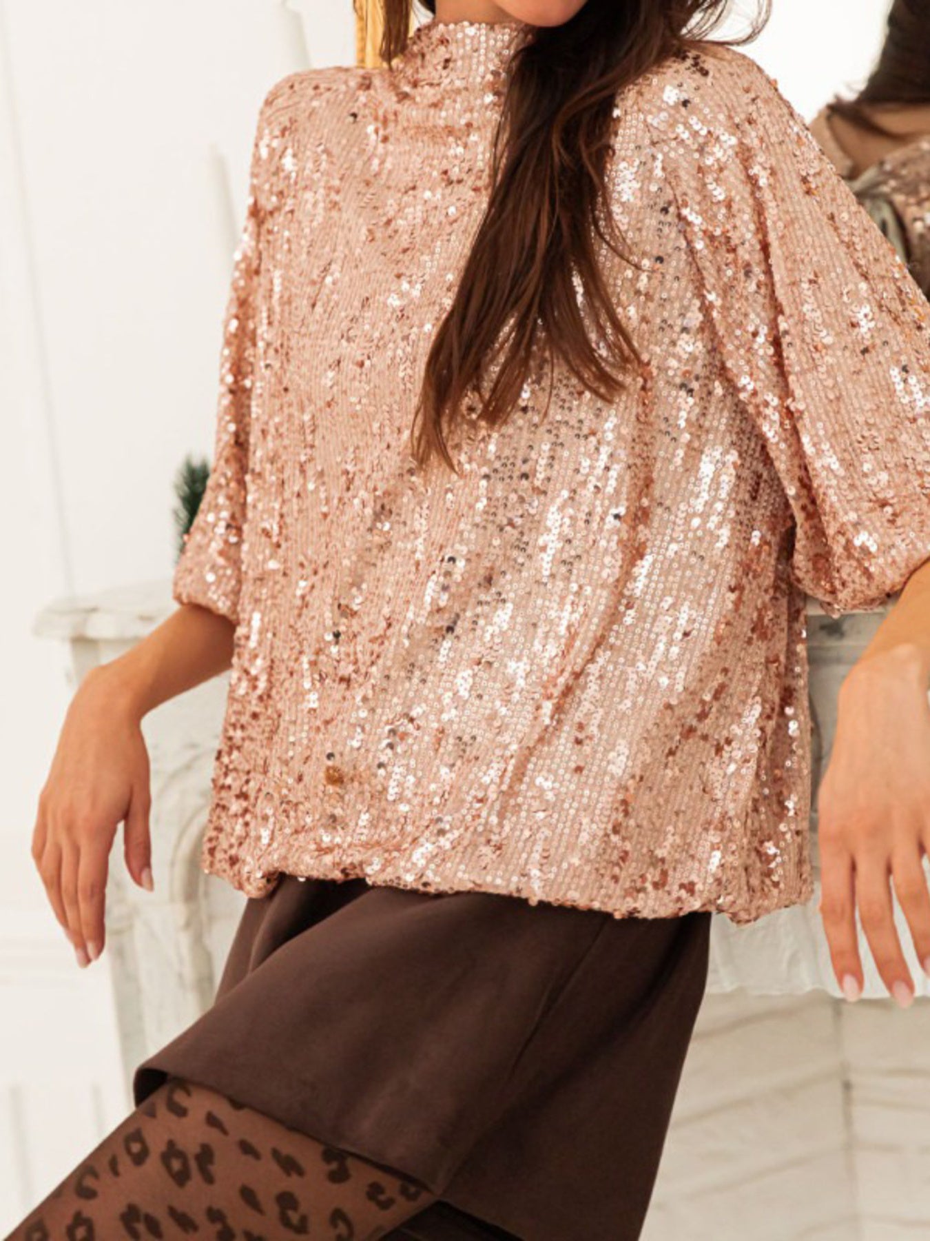 Dazzling sequin blouse in ochre with mock neck and short sleeves.