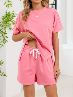 Relaxed two-piece set in pink with pockets, comfortable casual women's outfit.