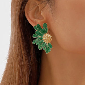 Green flower stud earrings with textured gold center, alloy material.