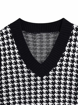 Houndstooth knit v-neck tank top in black and white with a ribbed neckline.