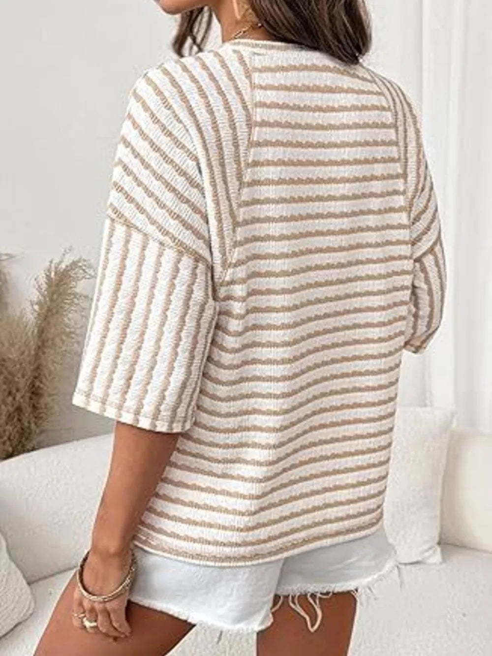 Wavy stripe knit t-shirt with relaxed fit and short sleeves in beige and white.