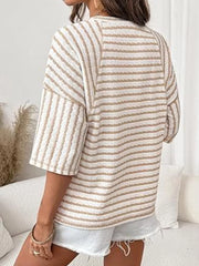 Wavy stripe knit t-shirt with relaxed fit and short sleeves in beige and white.