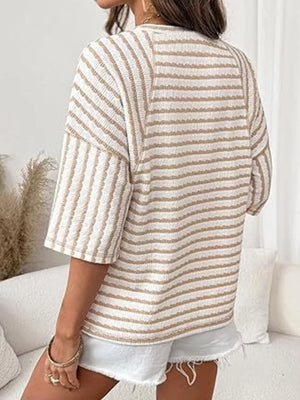 Wavy stripe knit t-shirt with relaxed fit and short sleeves in beige and white.