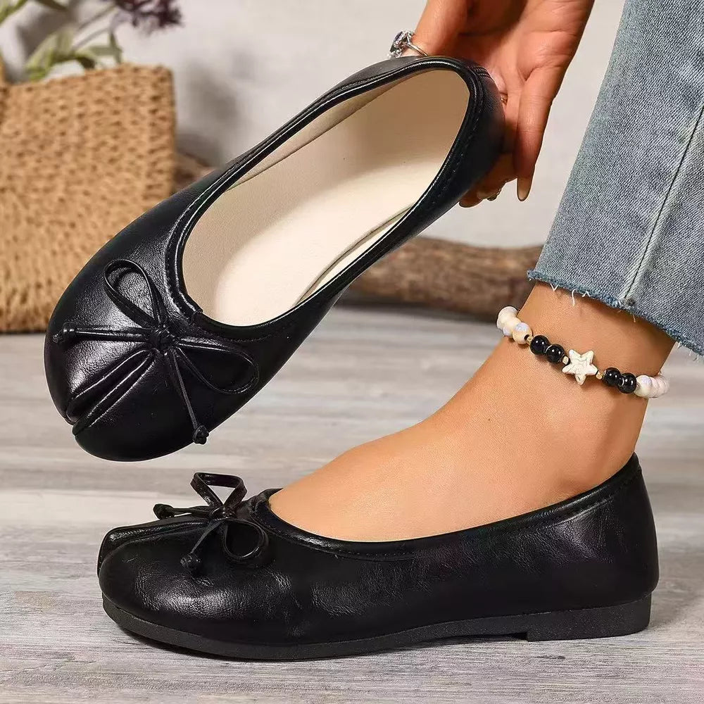 Black bow-embellished tabi slip-on flats with a split toe detail.