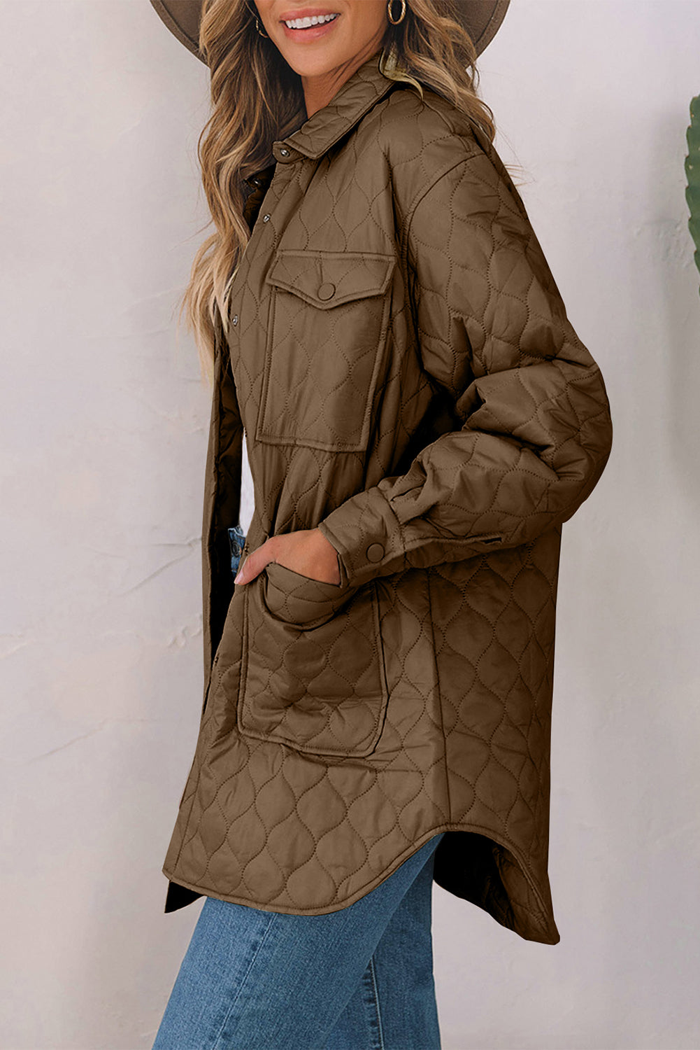 Quilted utility jacket in camel with button pockets and collar.