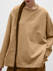 Oversized camel crewneck sweatshirt with voluminous sleeves and a relaxed fit.