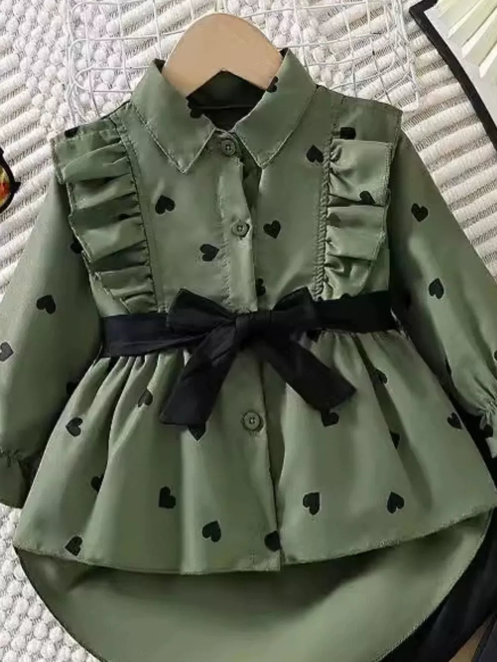 Toddler girls' green heart print ruffle shirt with black bow belt