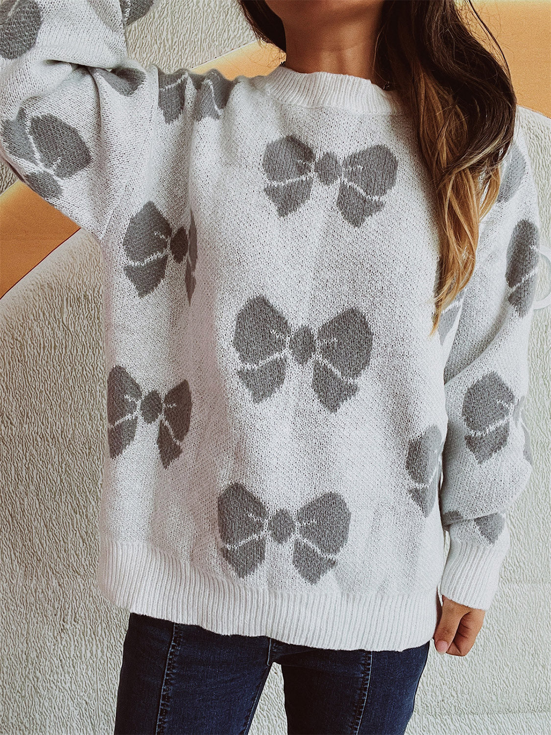 Gray bow print acrylic sweater with crew neck and relaxed fit