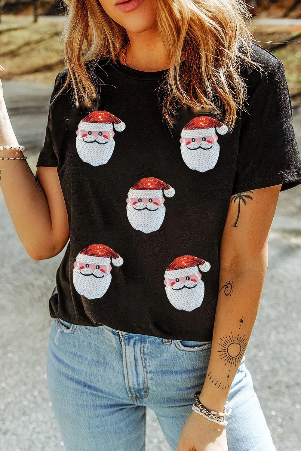 Black cotton t-shirt with Santa sequin motif, crew neck, short sleeves.