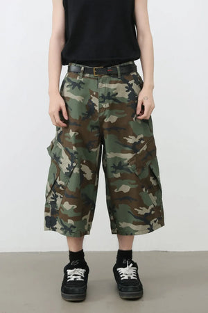 Wide-leg camo cargo Bermuda shorts in green camouflage with multiple pockets.