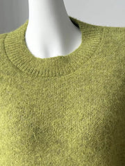 Moss green knit sweater with crew neck and ribbed collar, made of acrylic and cotton blend.