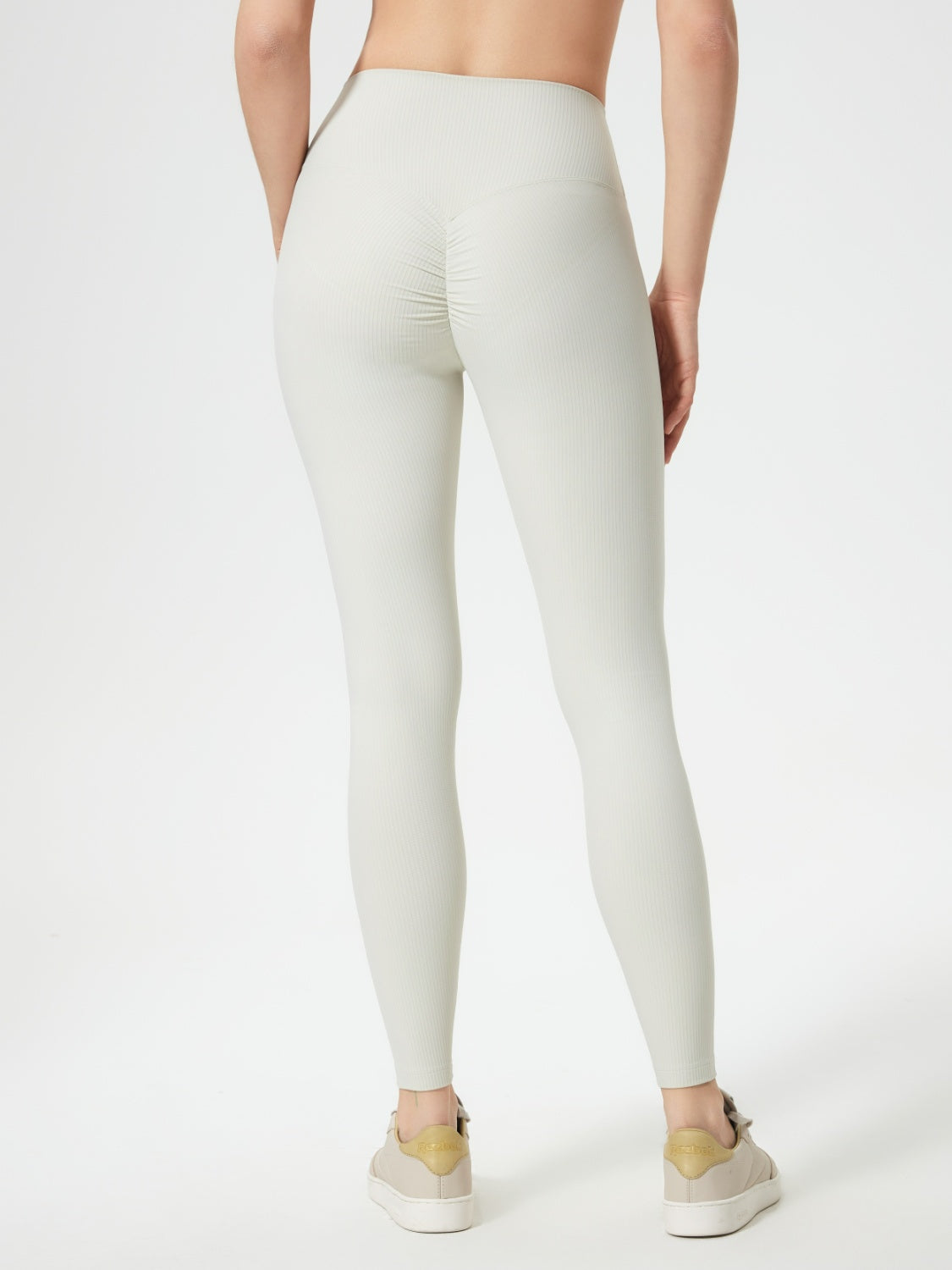 Ribbed high-waist leggings in light gray with ruched detail on the back.