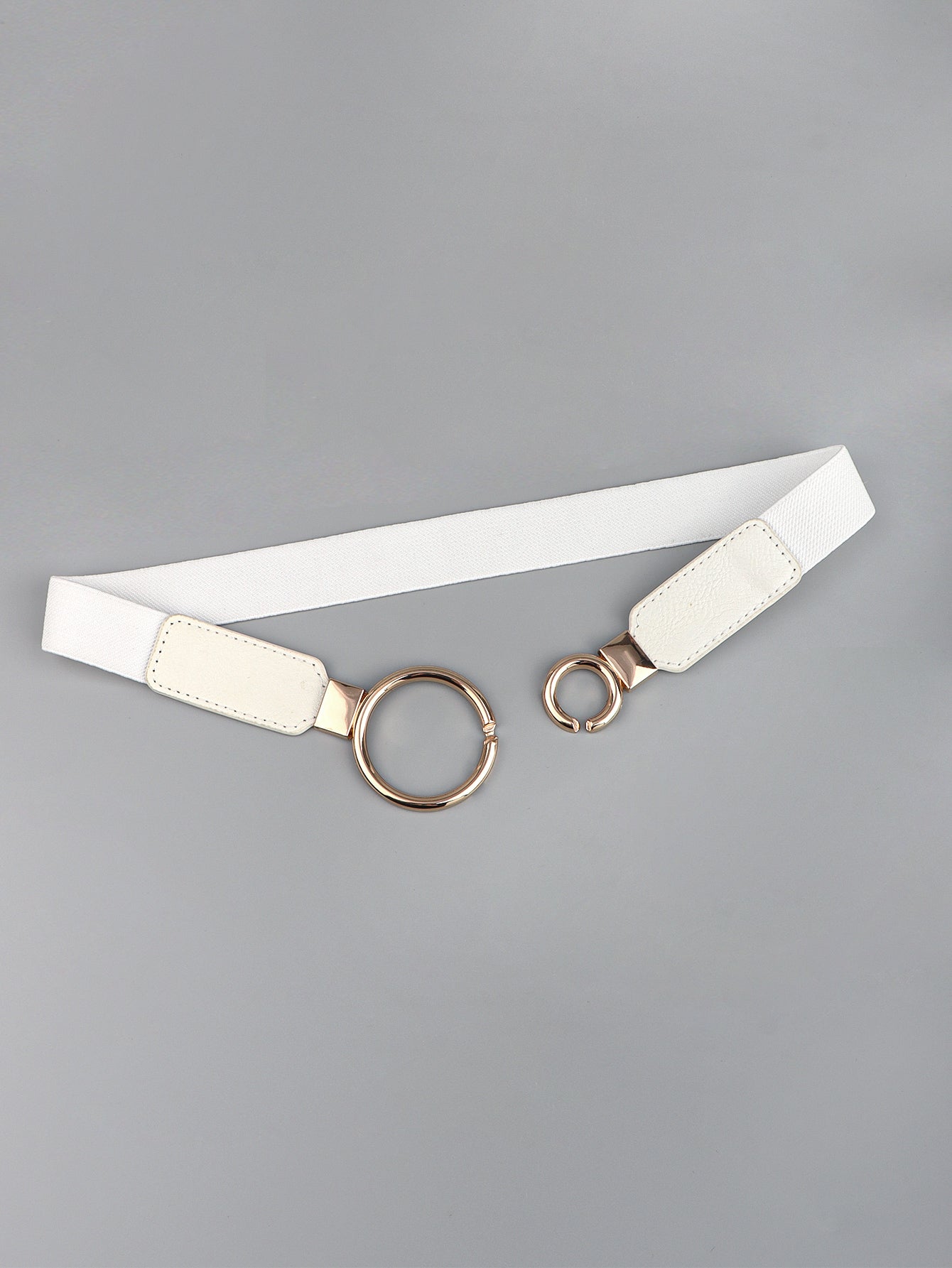 White elastic waist belt with interlocked ring buckle and faux leather accents