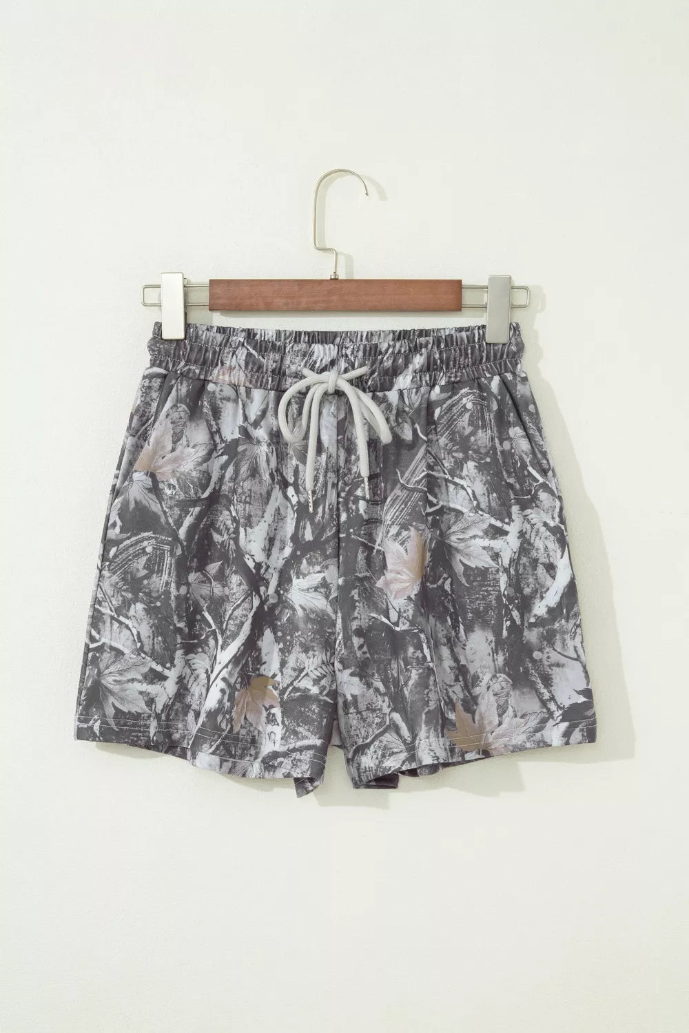 Chino shorts with abstract maple leaf print, elastic waist and drawstring.