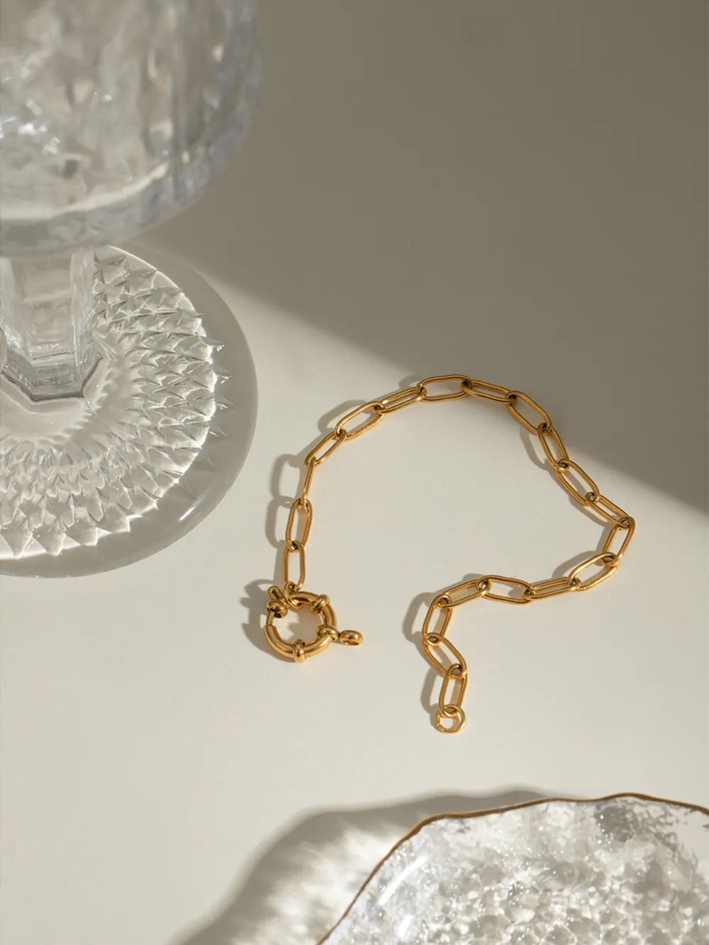 Gold chunky link bracelet with circular clasp