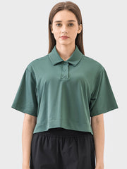Cropped polo shirt in green with short sleeves and a button placket.