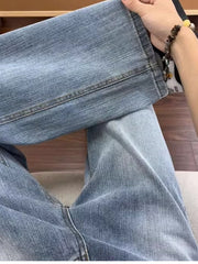 Men's relaxed fit light wash denim jeans made of 100% cotton.